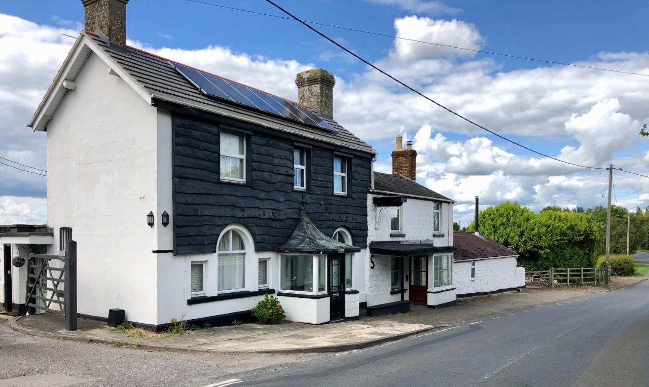 The Old Tavern Annex Swindon Exterior photo